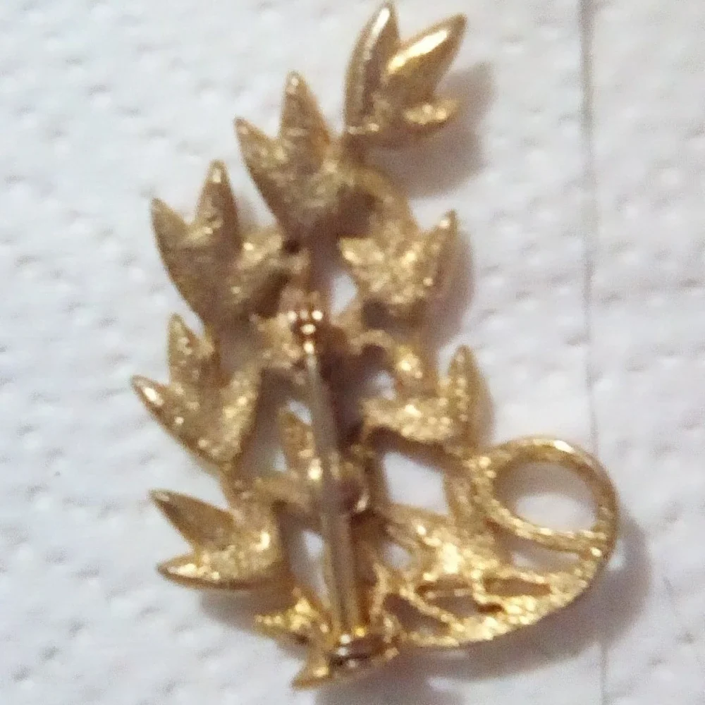 Vintage Gold Tone Leaf Brooch Pin Elegant Nature Inspired Accessory Women